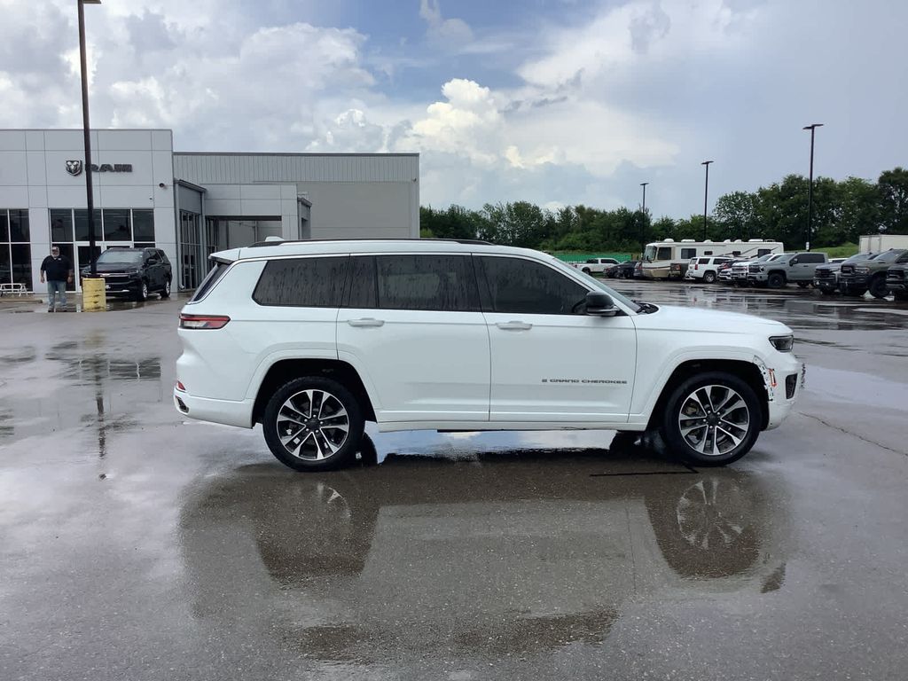 2022 Jeep Grand Cherokee Overland photo 4