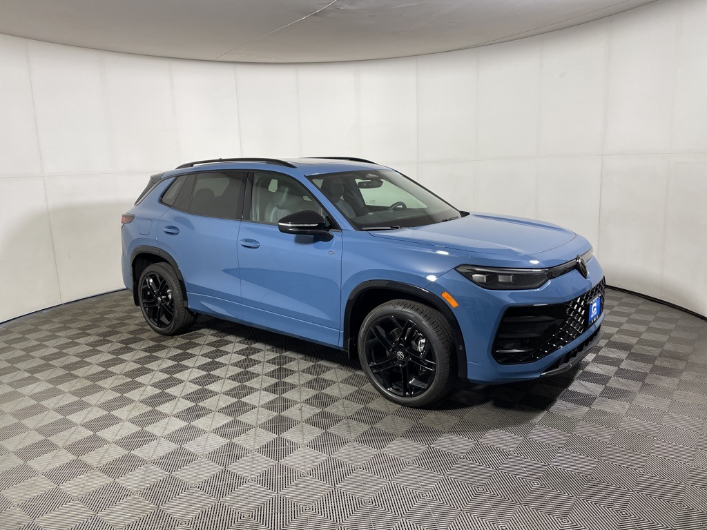 2025 Volkswagen Tiguan SE R-LINE BLACK's photo