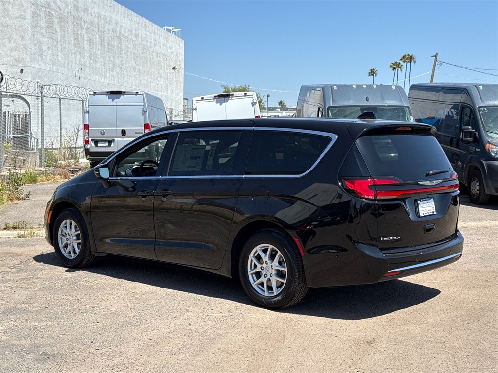 2025 Chrysler Pacifica photo 11