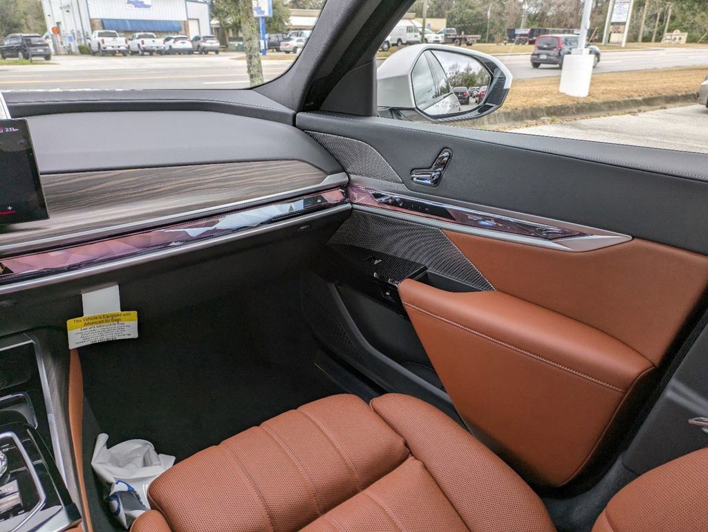 New 2024 Mineral White Metallic BMW xDrive60 image 19