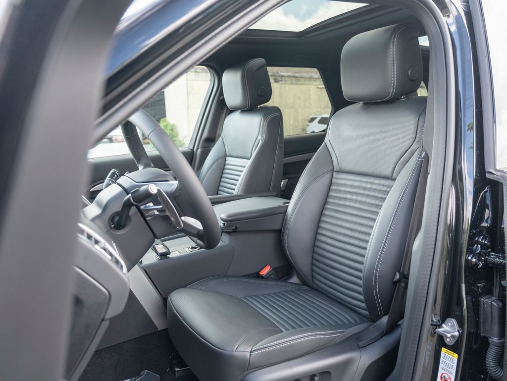 2025 Land Rover Discovery SE photo 18