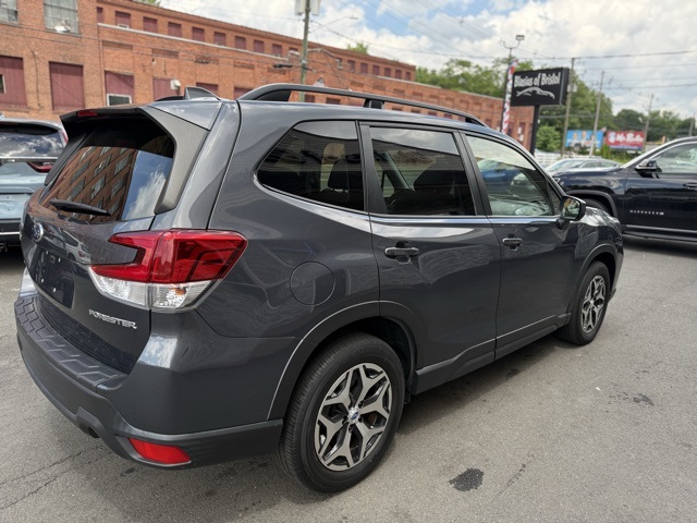 2021 Subaru Forester Premium photo 6