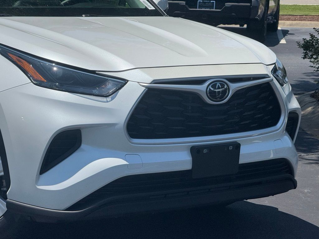 2023 Toyota Highlander L photo 3