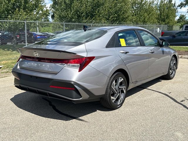 2025 Hyundai Elantra SEL Sport photo 4