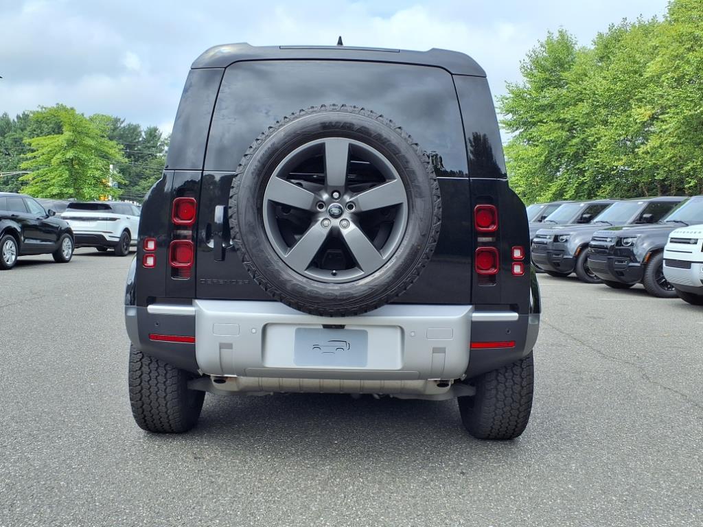 2025 Land Rover Defender 110 S photo 23