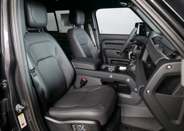2024 Land Rover Defender 130 V8 photo 3