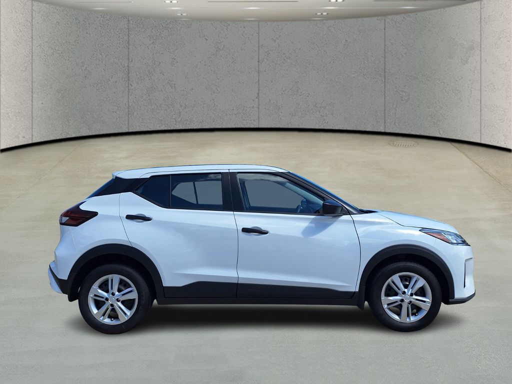 2025 Nissan Kicks Play S photo 4
