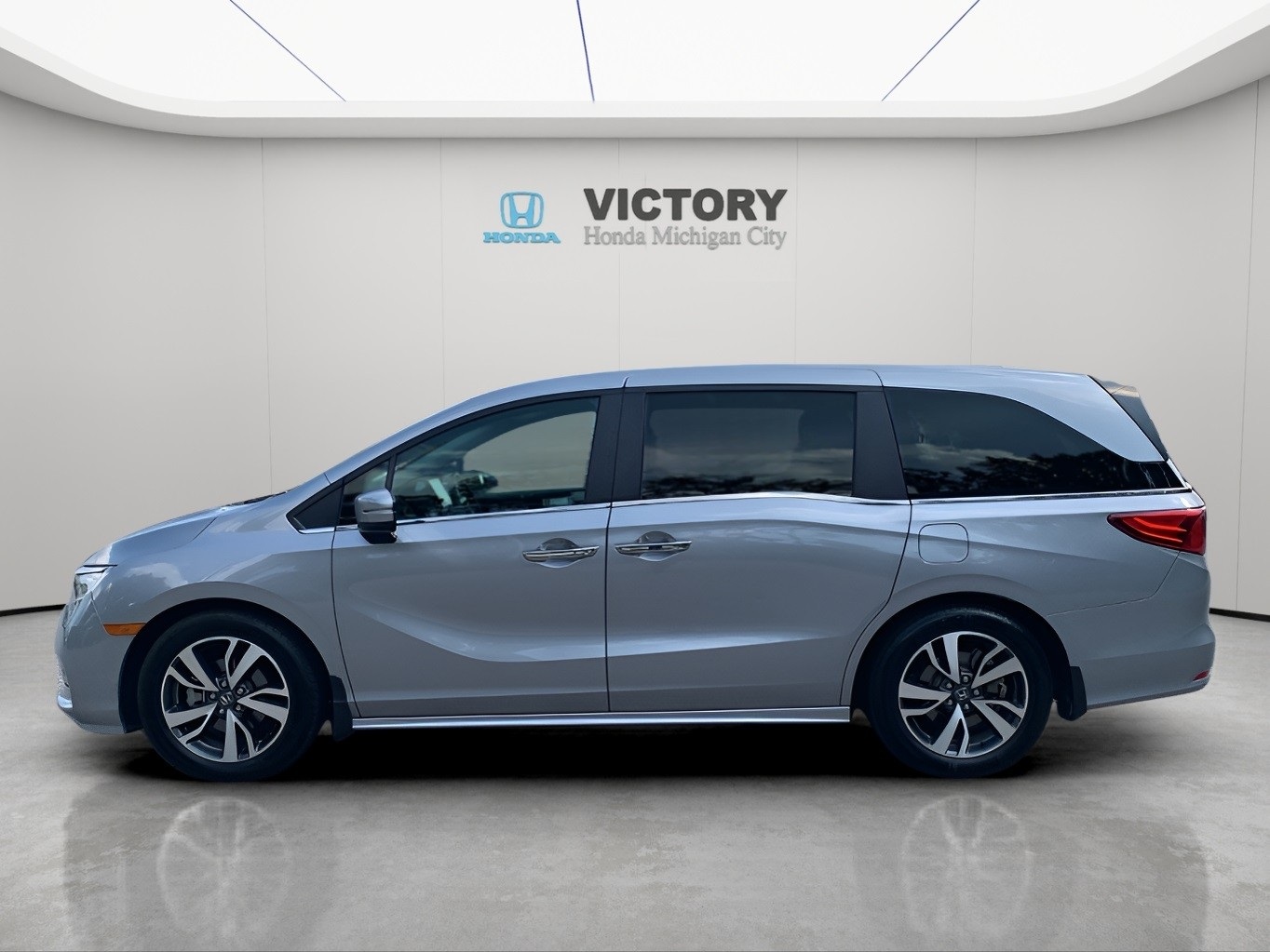 2023 Honda Odyssey Touring photo 2