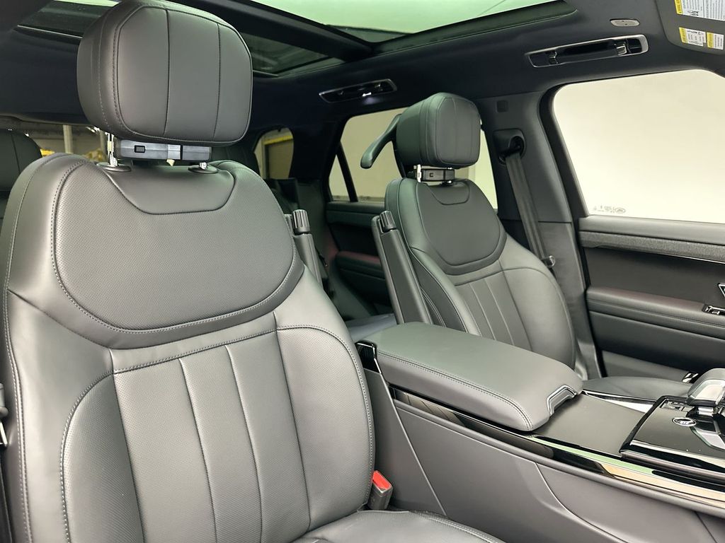 2025 Land Rover Range Rover Sport SE photo 5