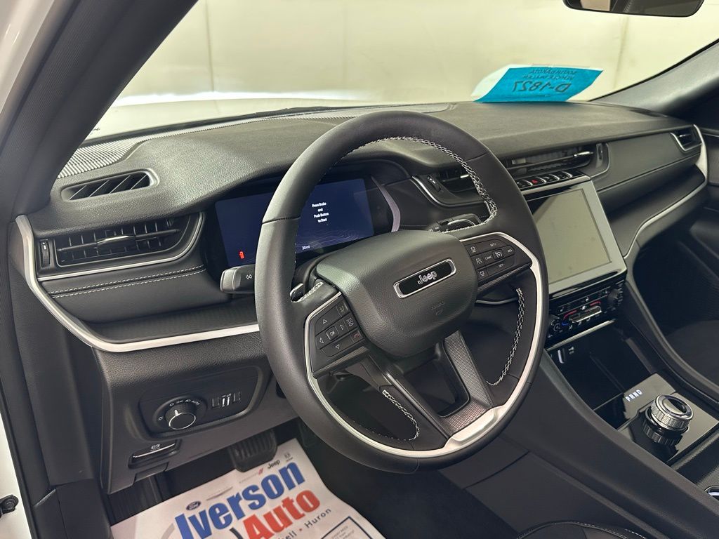 2025 Jeep Grand Cherokee Laredo X photo 6