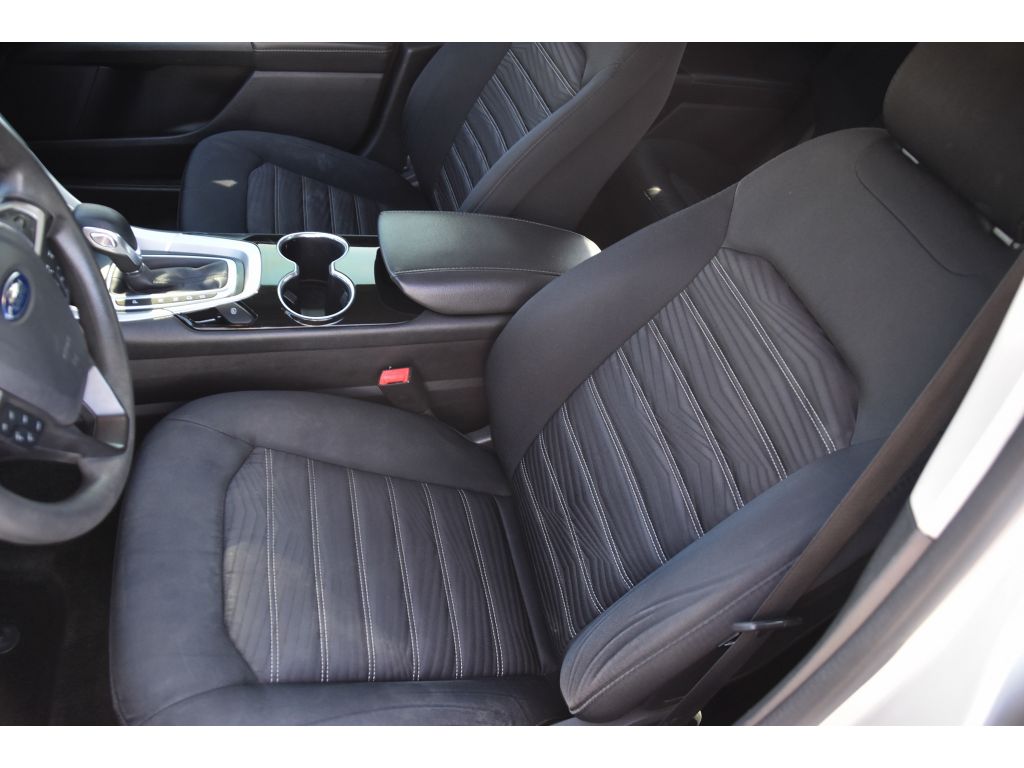 2016 Ford Fusion SE photo 12