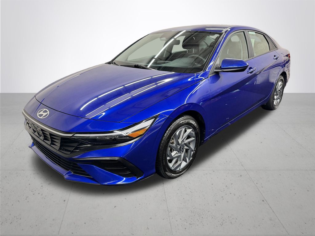 2024 Hyundai Elantra SEL photo 2