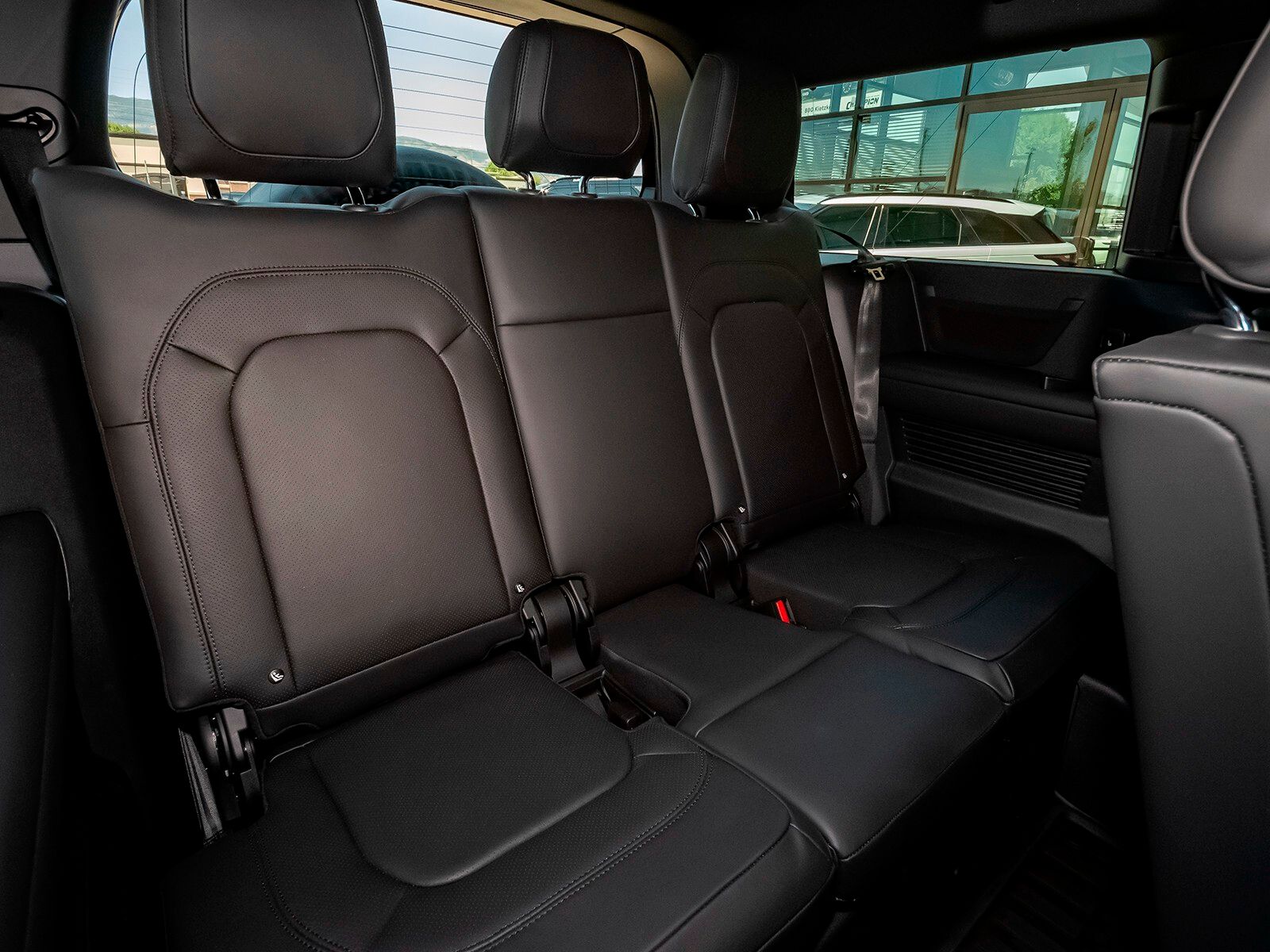 2024 Land Rover Defender 130 X-Dynamic SE photo 47