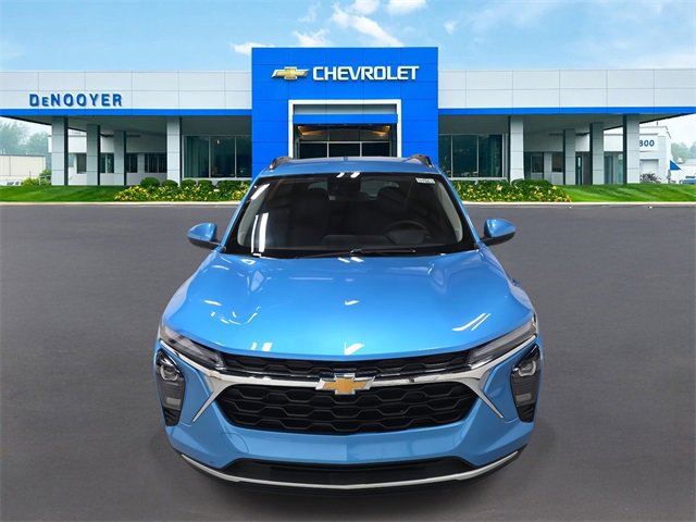 2025 Chevrolet Trax photo 2