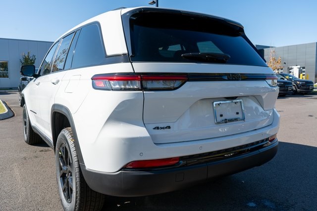 2025 Jeep Grand Cherokee Altitude photo 3