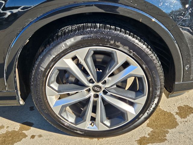 2023 Audi Q7 55 Premium Plus photo 2