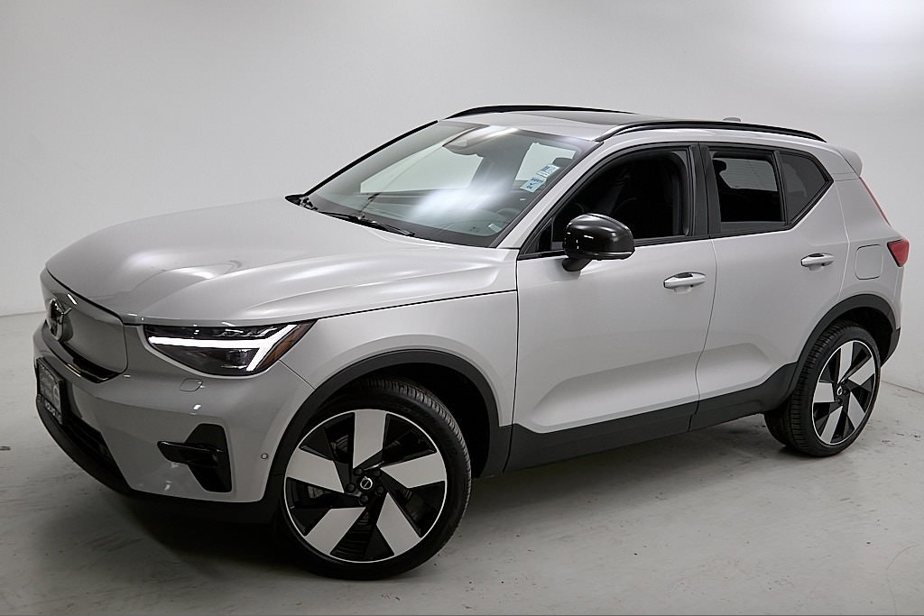 2023 VOLVO XC40 - Image 2