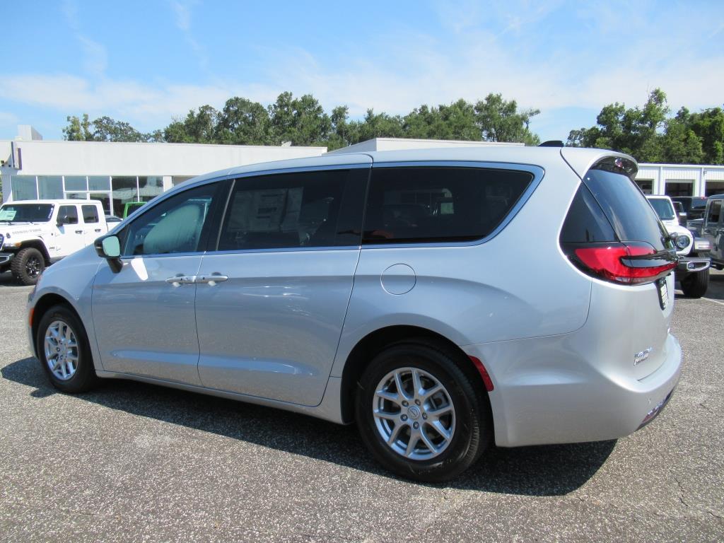 2026 Chrysler Pacifica photo 2
