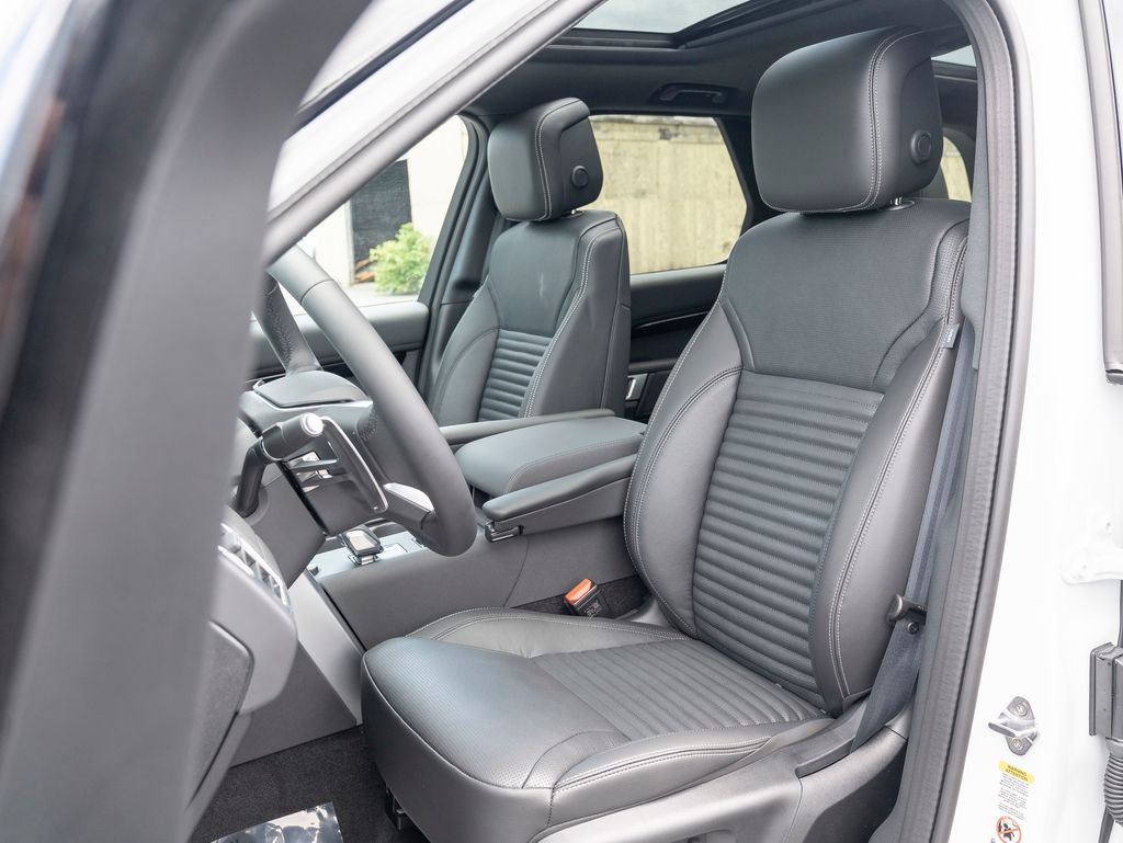 2025 Land Rover Discovery S photo 17