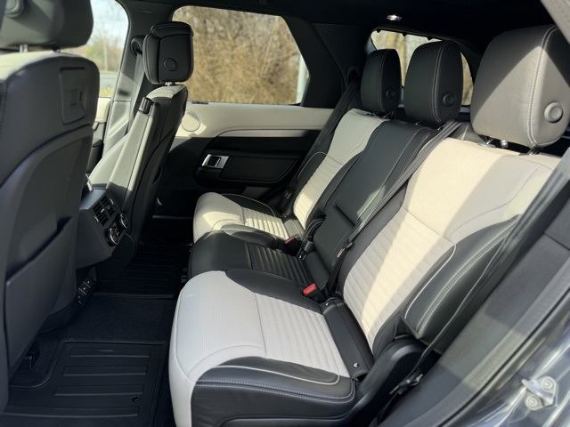 2024 Land Rover Discovery SE photo 9