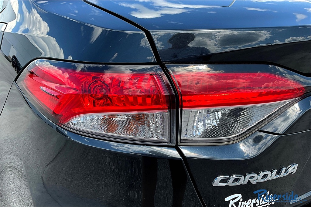 2021 Toyota Corolla LE photo 19