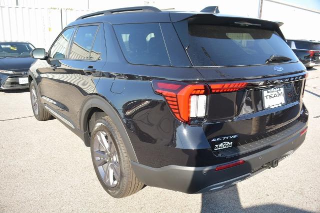2025 Ford Explorer photo 2