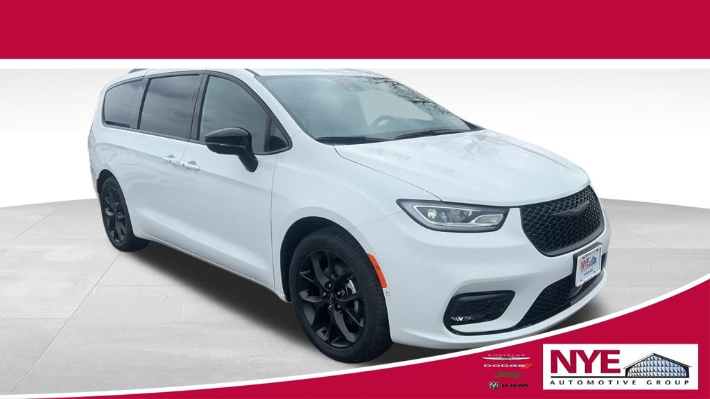 2024 Chrysler Pacifica Limited's photo