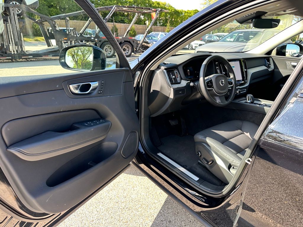 2025 Volvo XC60 B5 Plus photo 11