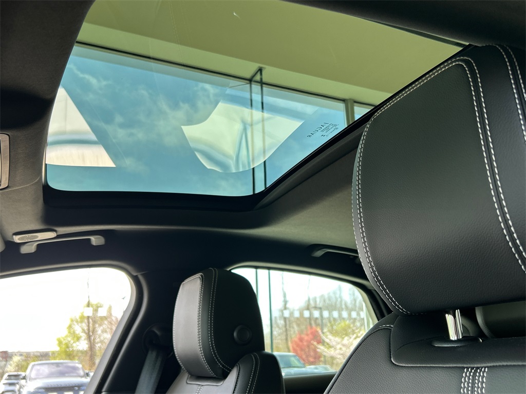 2024 Jaguar XF P300 R-Dynamic SE photo 18