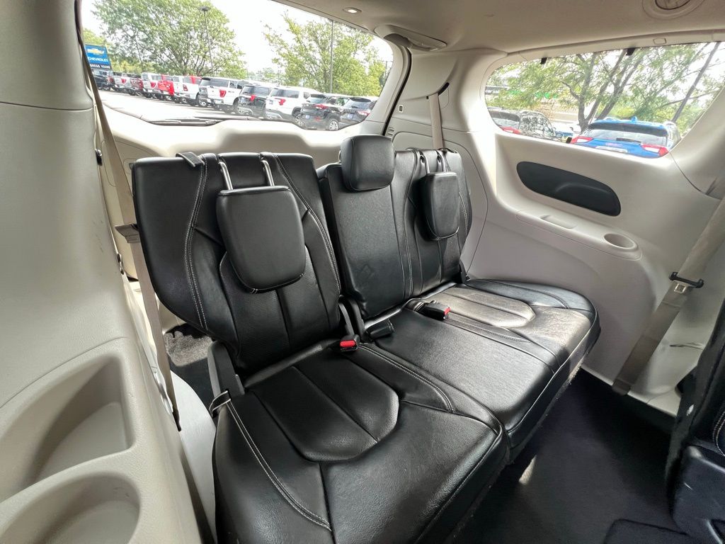 2022 Chrysler Pacifica Touring L photo 21