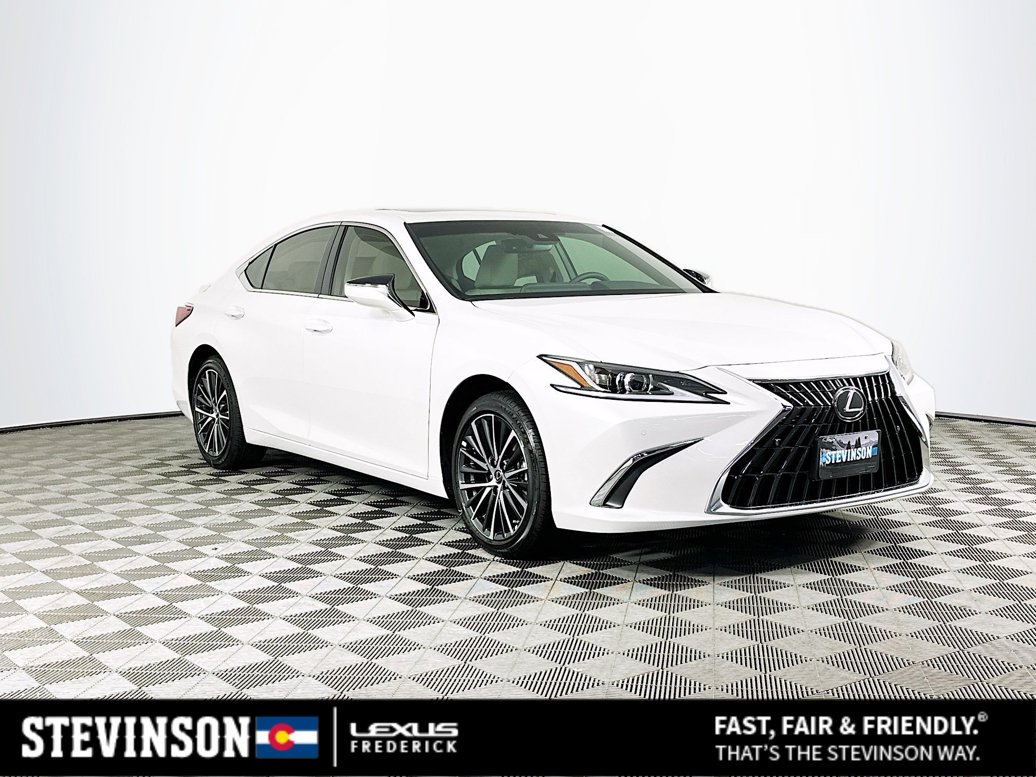 2025 Lexus ES Hybrid 300h's photo