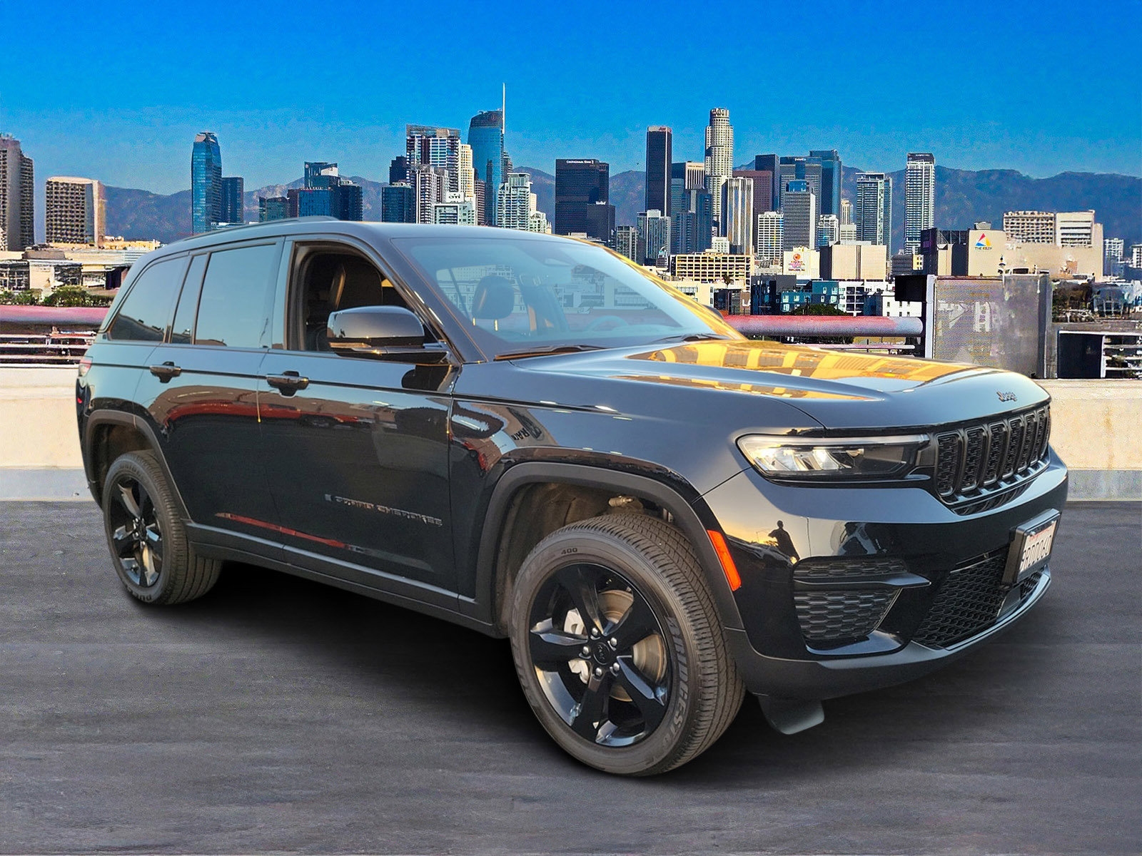 Used 2025 Diamond Black Crystal Pearlcoat Jeep Altitude X image 5