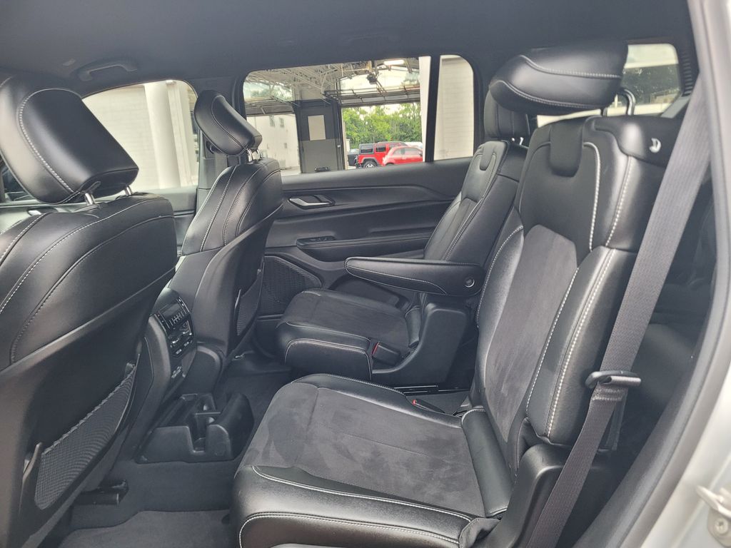 2024 Jeep Grand Cherokee Altitude photo 11