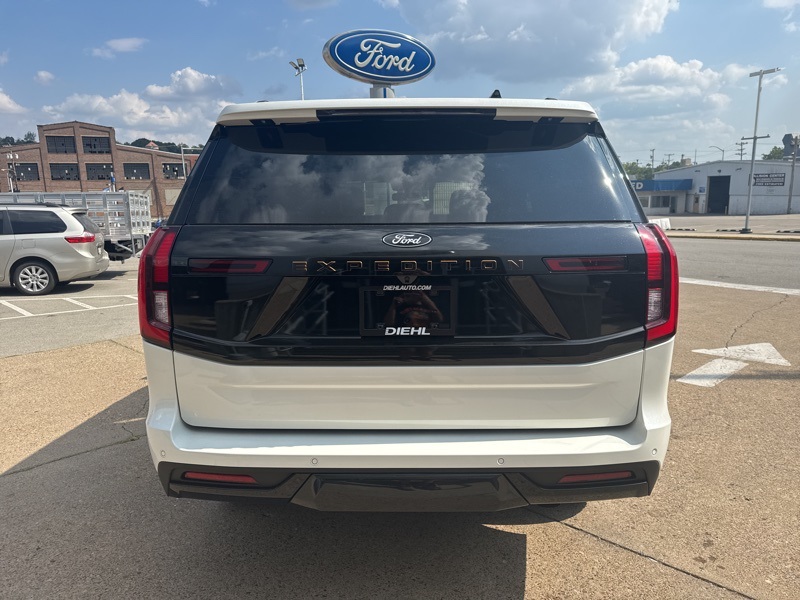 2025 Ford Expedition photo 2