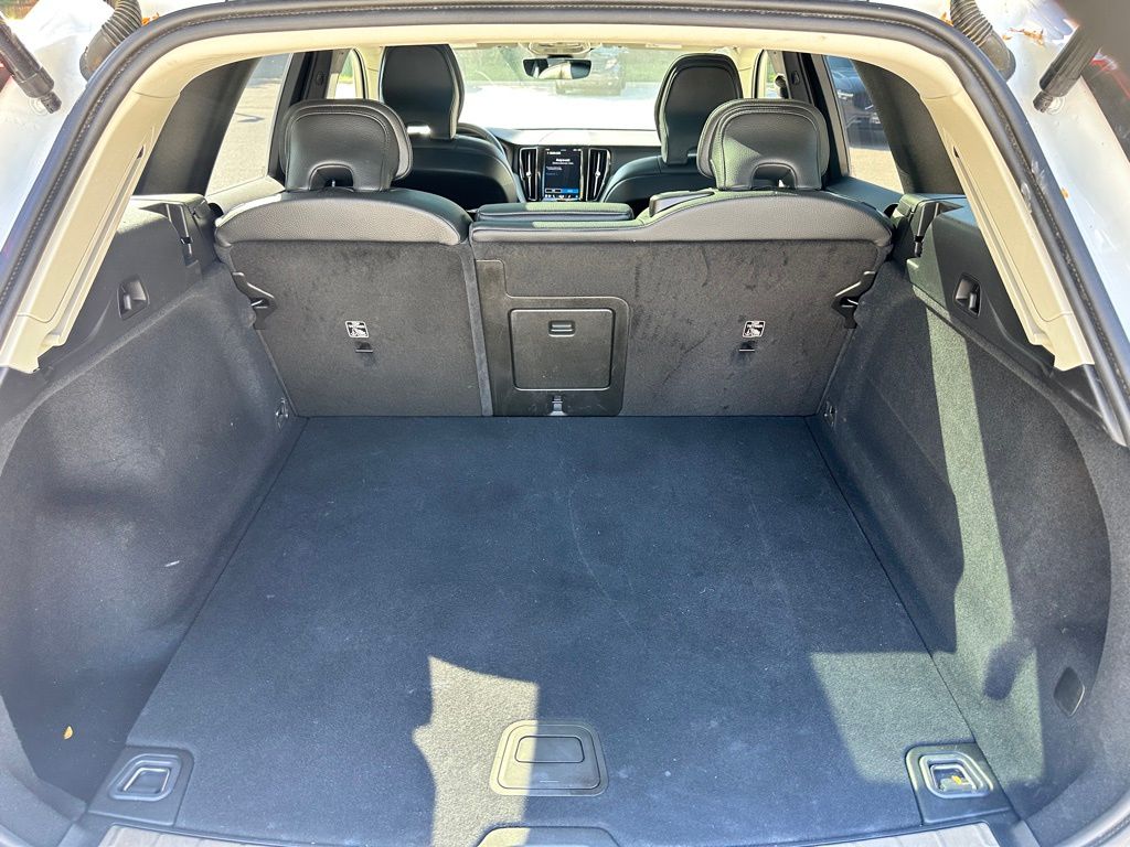 2025 Volvo XC60 B5 Plus photo 7