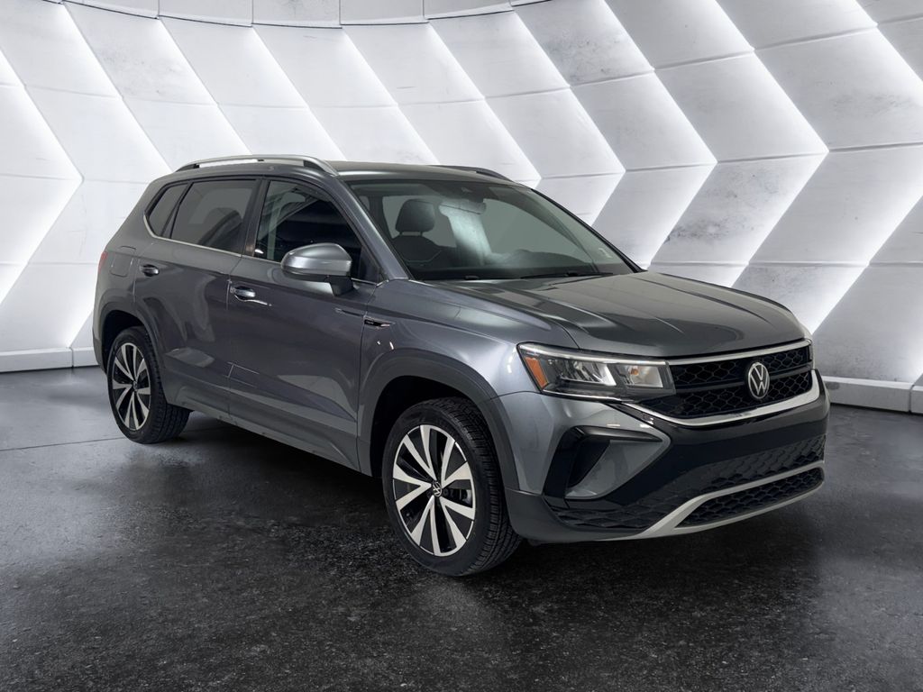 2024 Volkswagen Taos SE's photo