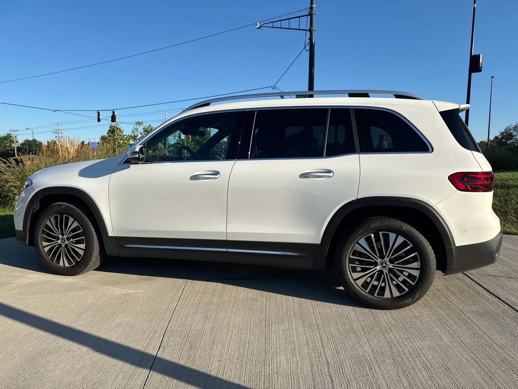 2025 Mercedes Benz EQB 300 4MATIC photo 3