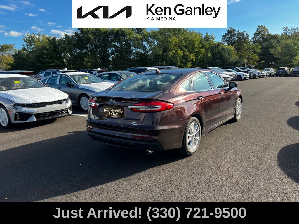 2019 Ford Fusion SE photo 2