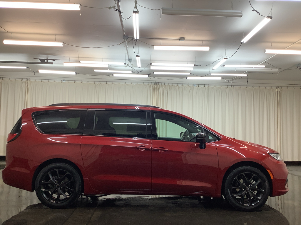 2026 Chrysler Pacifica photo 4