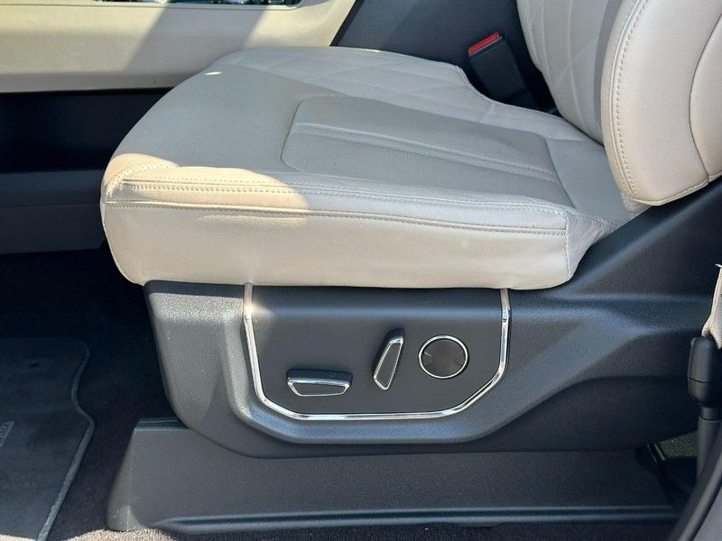 2023 Ford Expedition MAX Platinum photo 19