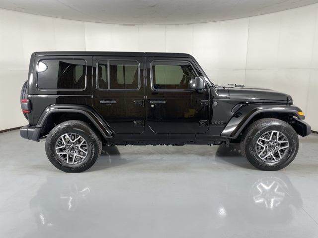 2025 Jeep Wrangler Sahara photo 9