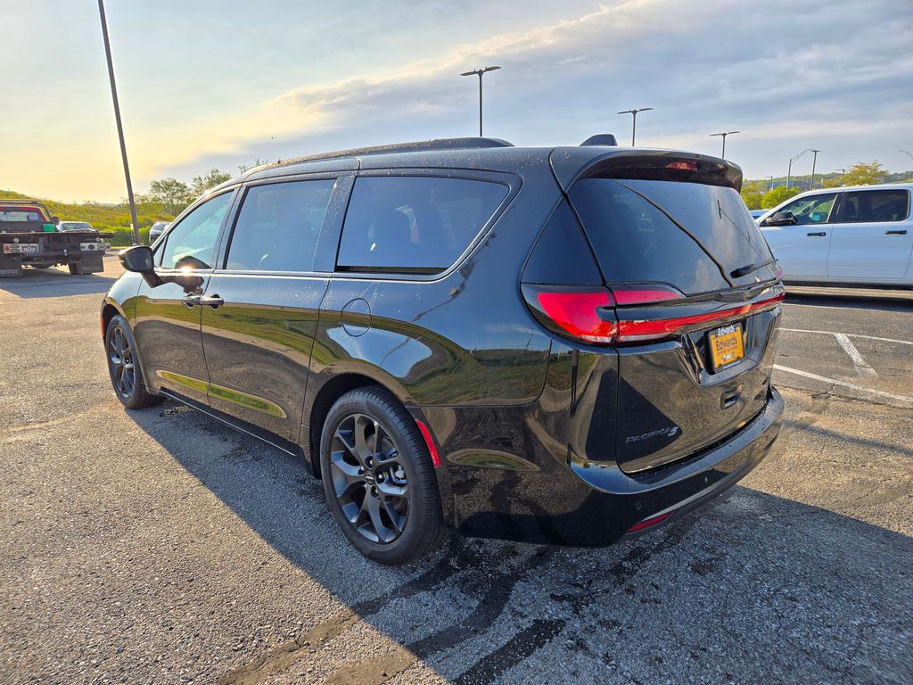 2025 Chrysler Pacifica Limited photo 5