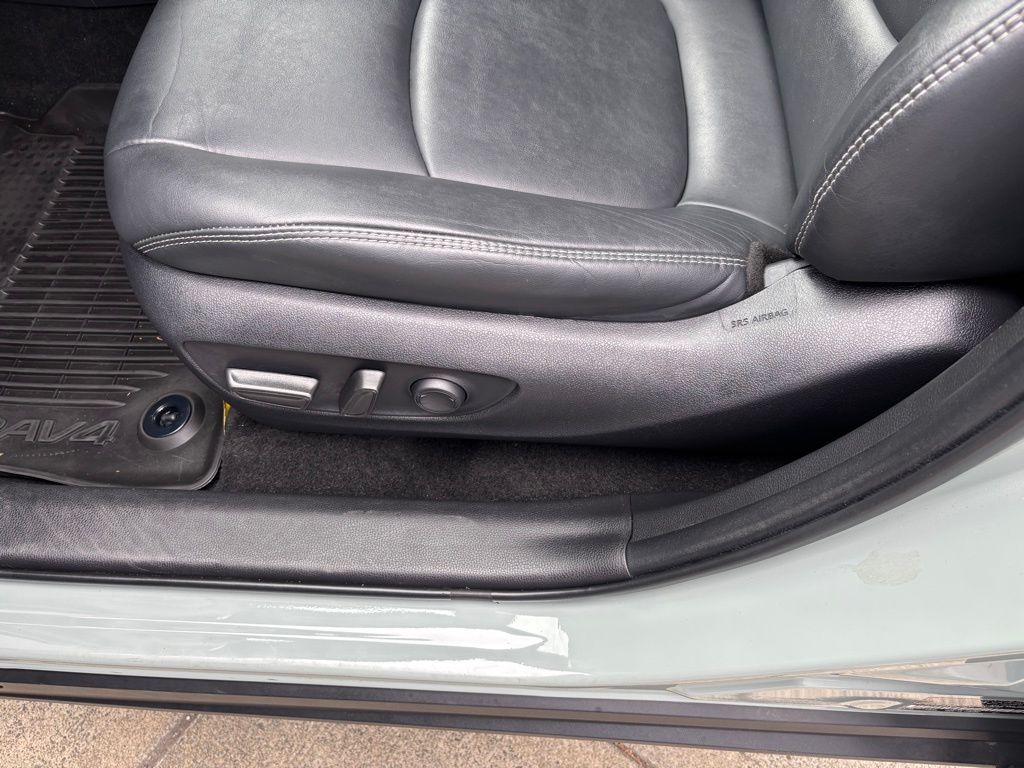 2022 Toyota RAV4 XLE Premium photo 21