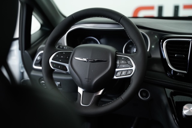 2026 Chrysler Pacifica photo 6