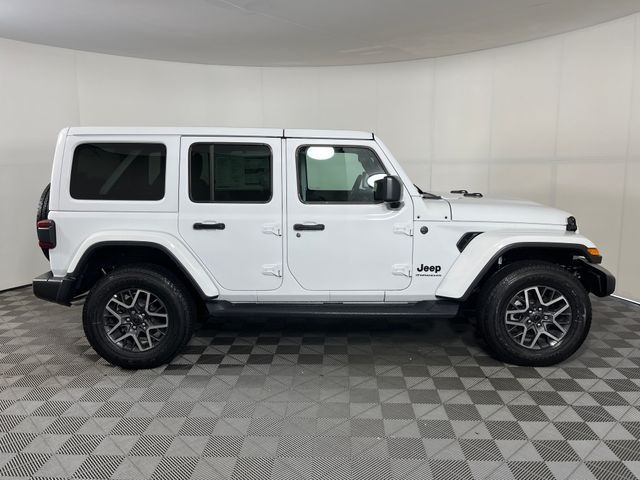 2025 Jeep Wrangler Sahara photo 4
