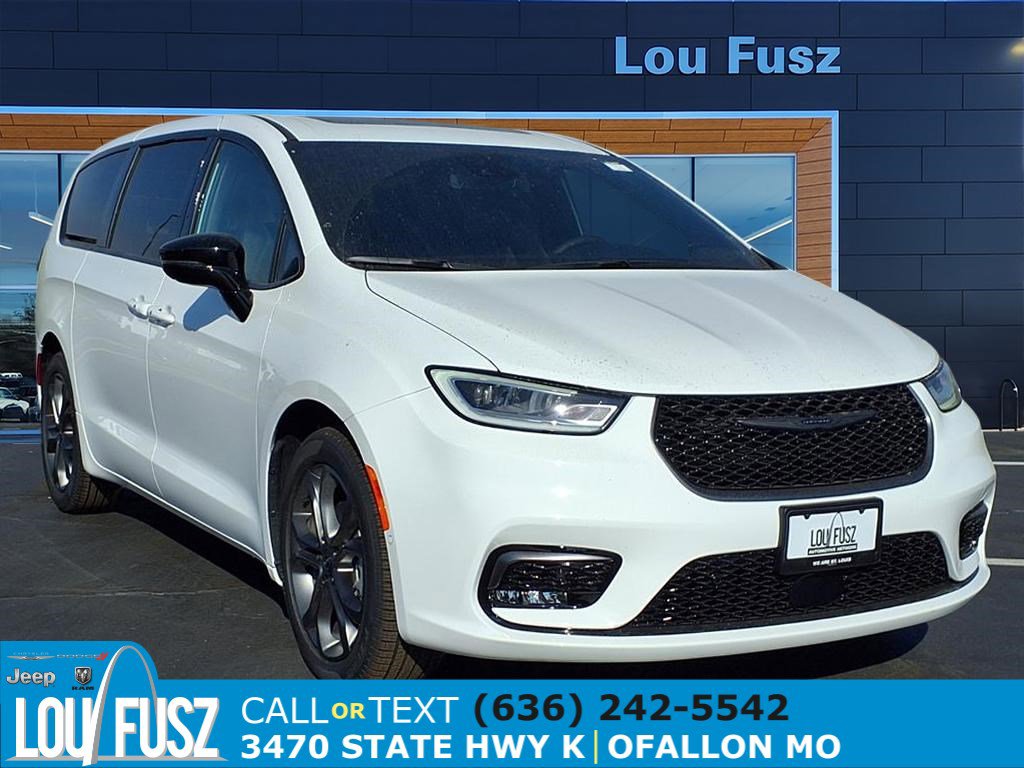 2026 Chrysler Pacifica Select's photo