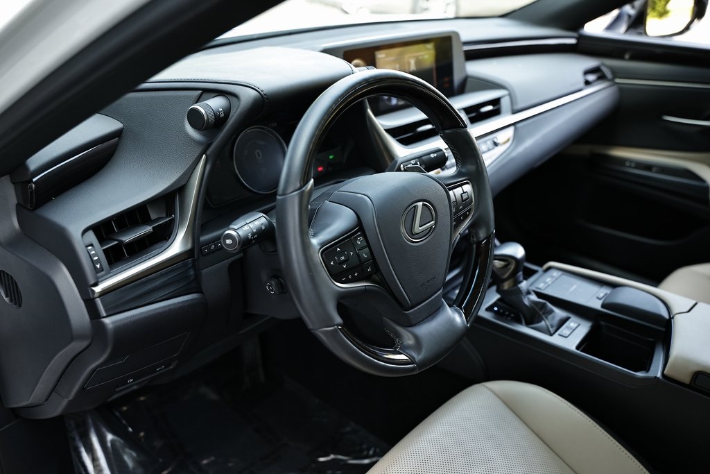 2021 Lexus ES 300h photo 18