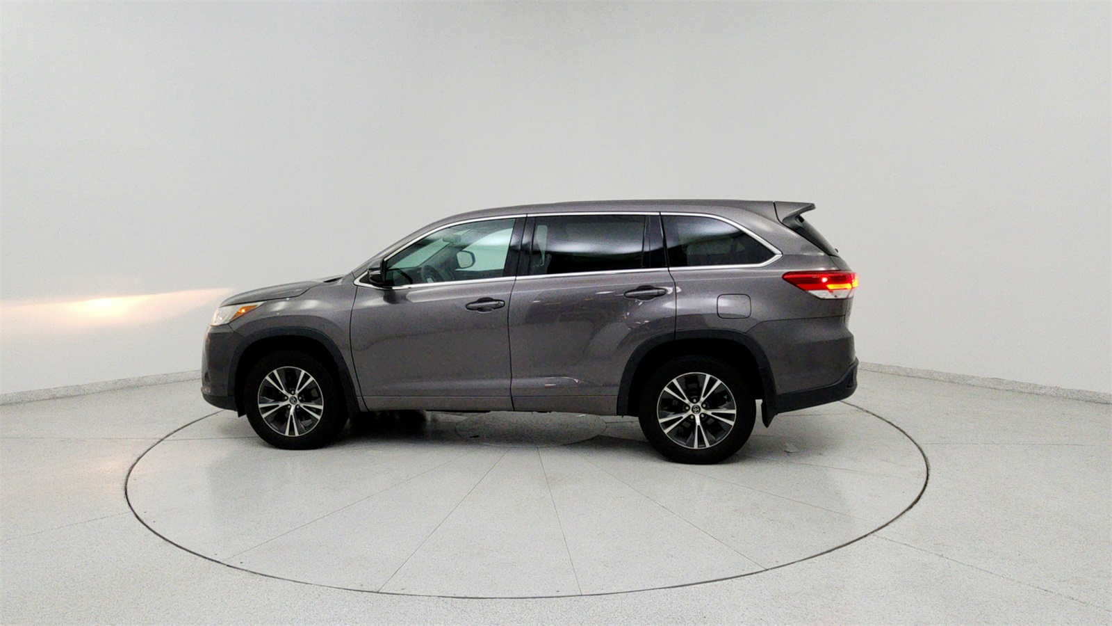 2017 Toyota Highlander LE photo 3