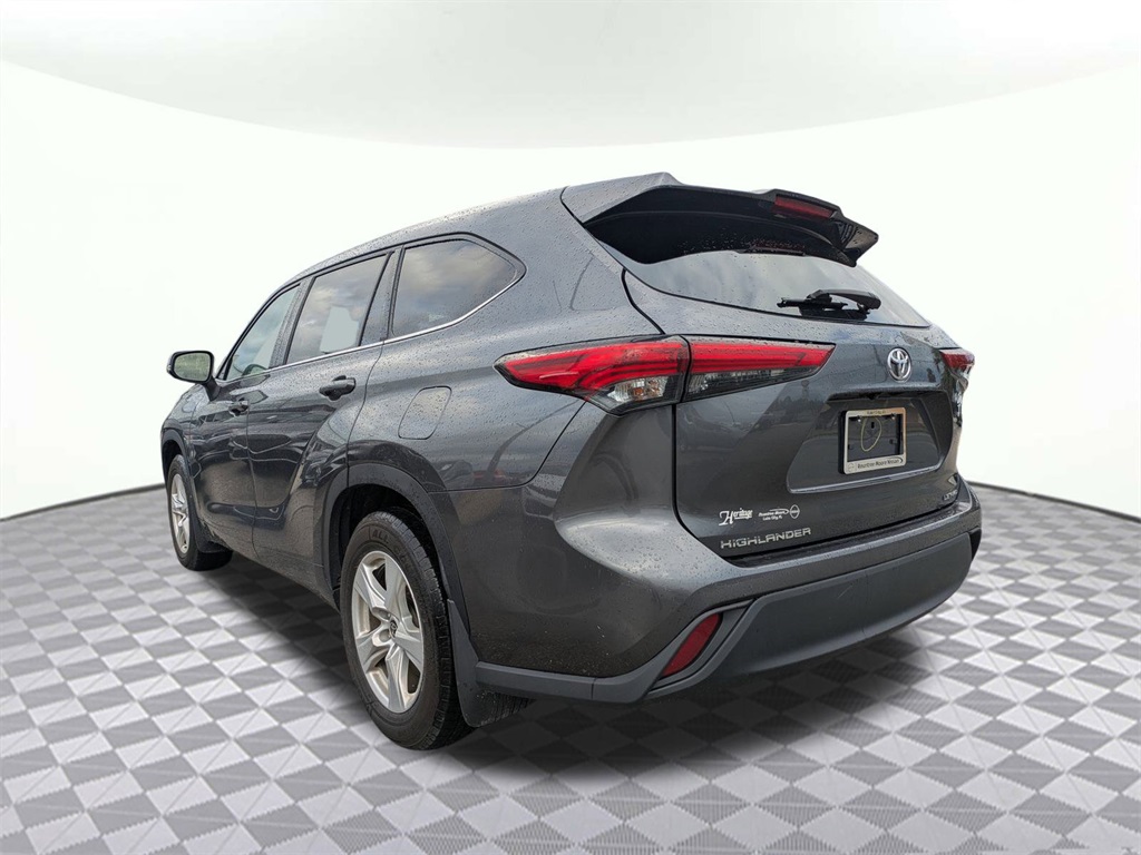 2022 Toyota Highlander LE photo 3