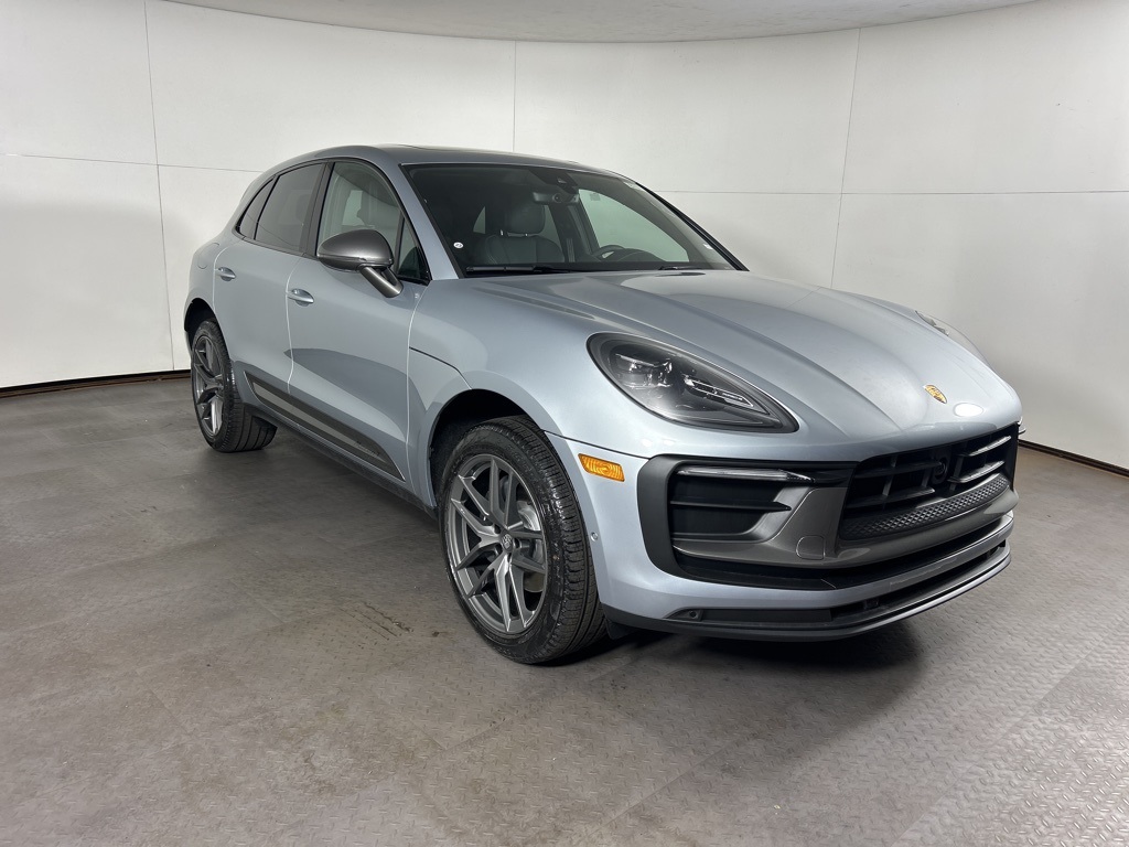 2025 Porsche Macan T photo 3